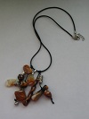 Collier multi-accessoires.