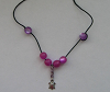 Collier en perles mauves et breloque tortue