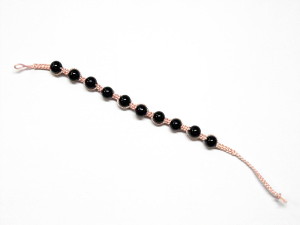 Bracelet en macramé rose et perles noirs