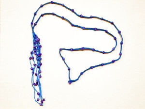 Collier en micro-macramé bleu et perles