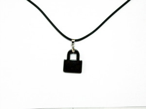 Pendentif en hématite cadenas