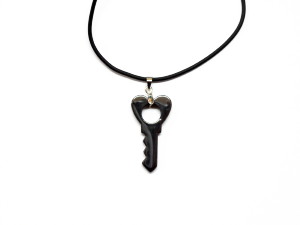 Pendentif en hématite clée