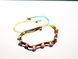 Bracelet en macramé perroquet et perles rose