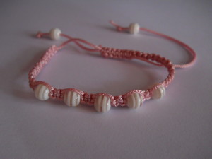 Bracelet rose en macramé